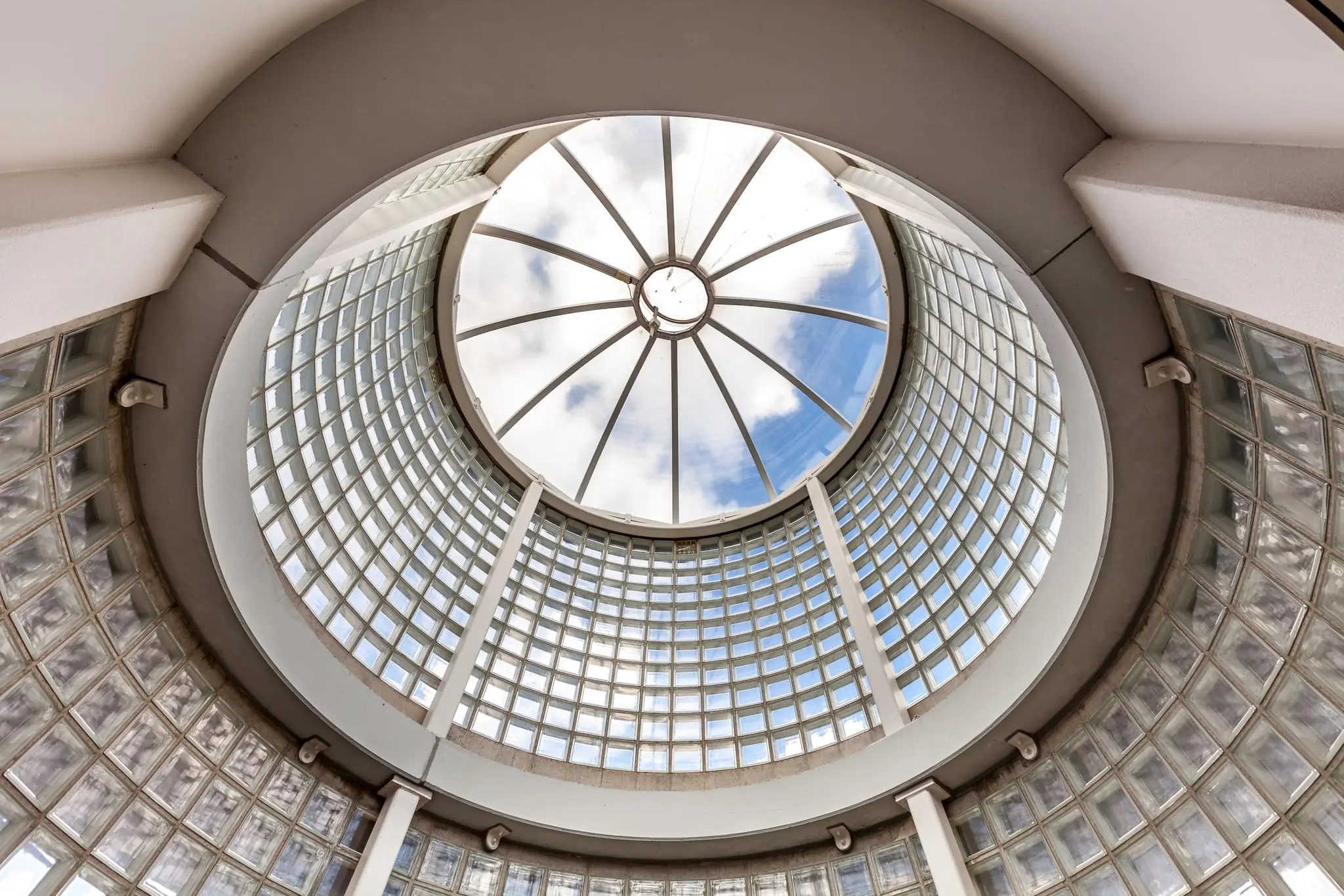 Rond glazen dakraam in het gebouw aan de Rivium 1e Straat, gezien van binnenuit.